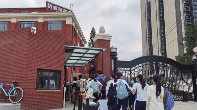 配備安檢門,安檢機嚴把校園進出關(guān),創(chuàng)建良好校園環(huán)境