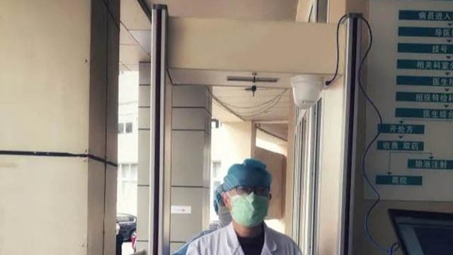 減輕醫(yī)務(wù)人員工作量，熱成像自動(dòng)測(cè)溫安檢門加強(qiáng)防控檢查程序