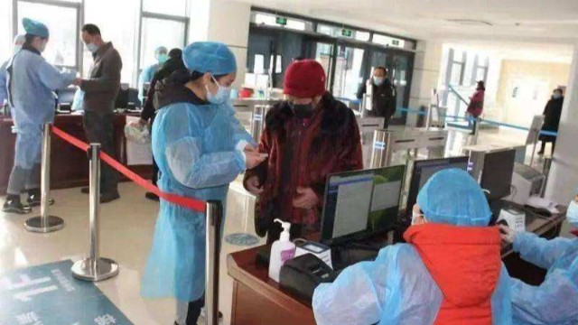 快速人臉識別測溫閘機(jī)